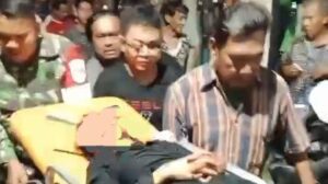 Wanita di tegal ditikam, pisau masih menancap saat dievakuasi warga