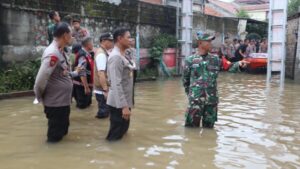 Warga terdampak banjir di bekasi dan depok terima bantuan dan