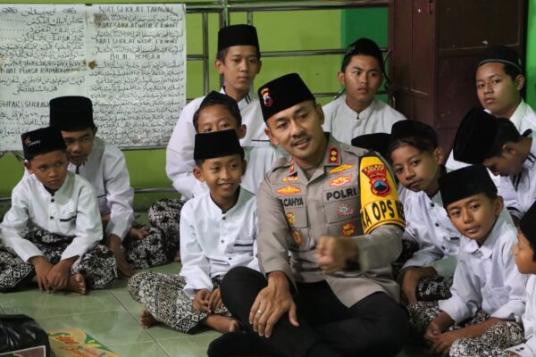 Wujud kepedulian, kapolres demak bagikan bantuan di bulan ramadhan